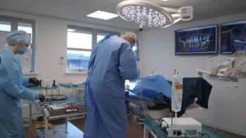 Dentist in theatre